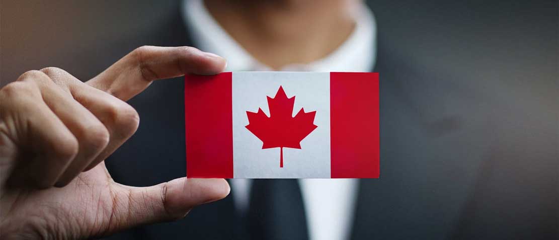 رجل اعمال يحمل كارت علم كندا 