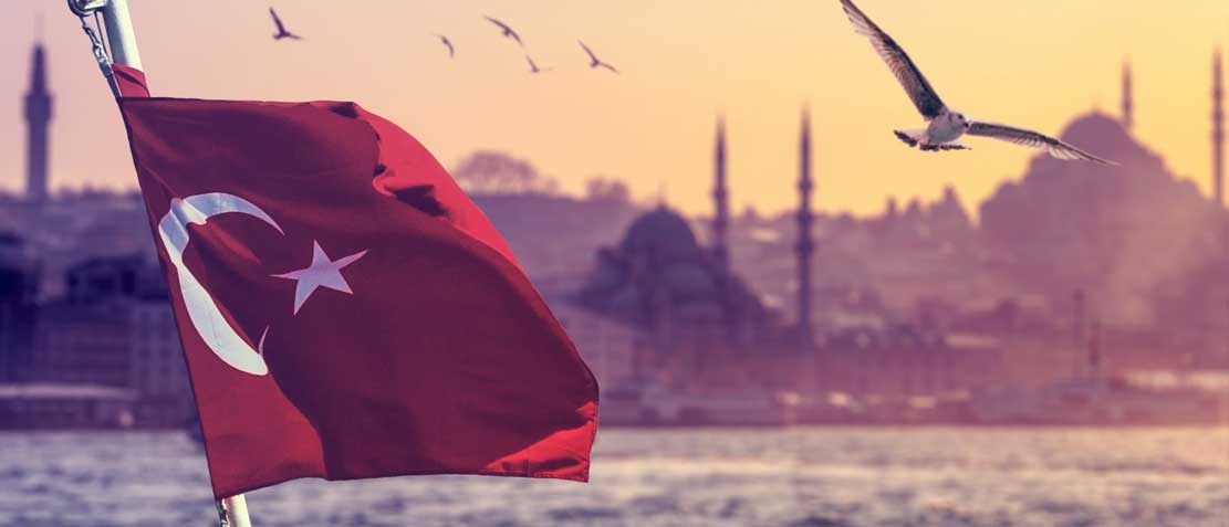علم تركيا  علي الساحل التركي 