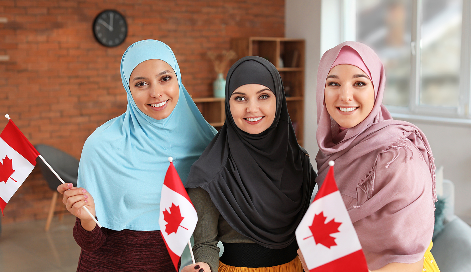  نساء عربيات يحملون علم كندا